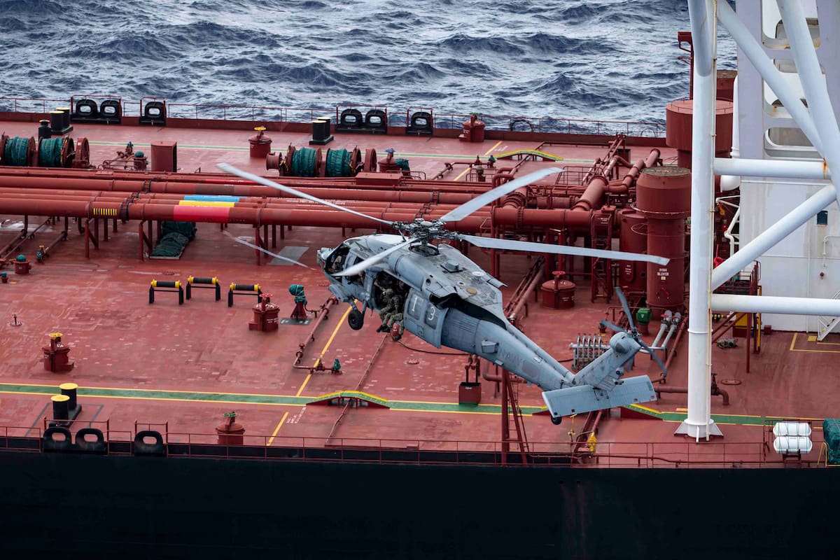 Fotografía difundida en la cuenta oficial en X @DeptofWar del Departamento de Guerra de Estados Unidos de uno de sus helicópteros interceptando un buque petrolero en el océano Índico. El Departamento de Guerra de Estados Unidos anunció este domingo que interceptó otro petrolero que, según Washington, violaba el bloqueo impuesto a las operaciones de crudo en el Caribe relacionadas con Venezuela y Cuba y trató de escapar del cerco estadounidense. EFE/ @deptofwar.