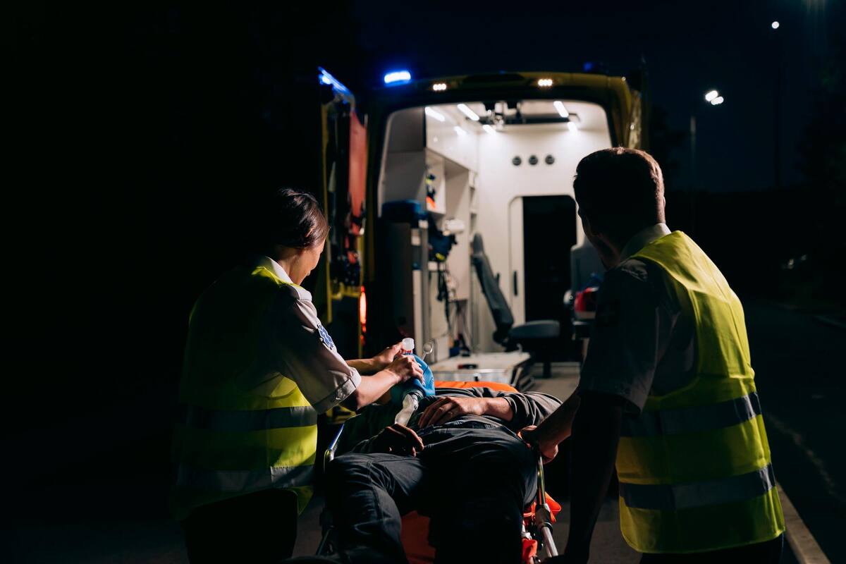 Caer en un hueco cuando era transportado en una ambulancia le devolvió a la vida a un hombre en India, después de haber sido dado por muerto. Pexels / VANGUARDIA