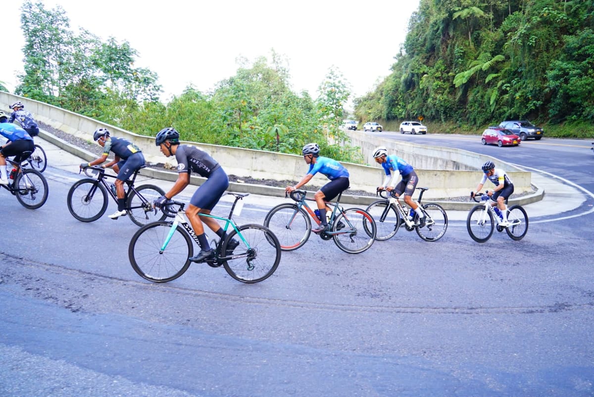 Más de 1.000 ciclistas tomaron parte del Picacho Challenge 2025, competencia que ganó Jhon Pico y que tuvo la presencia de Miguel Ángel López. Foto: Marco Valencia.