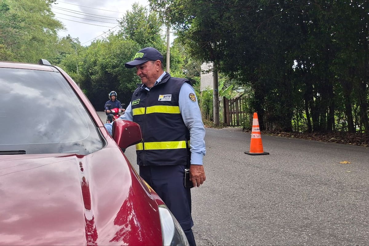 Esté atento a la restricción vehicular.