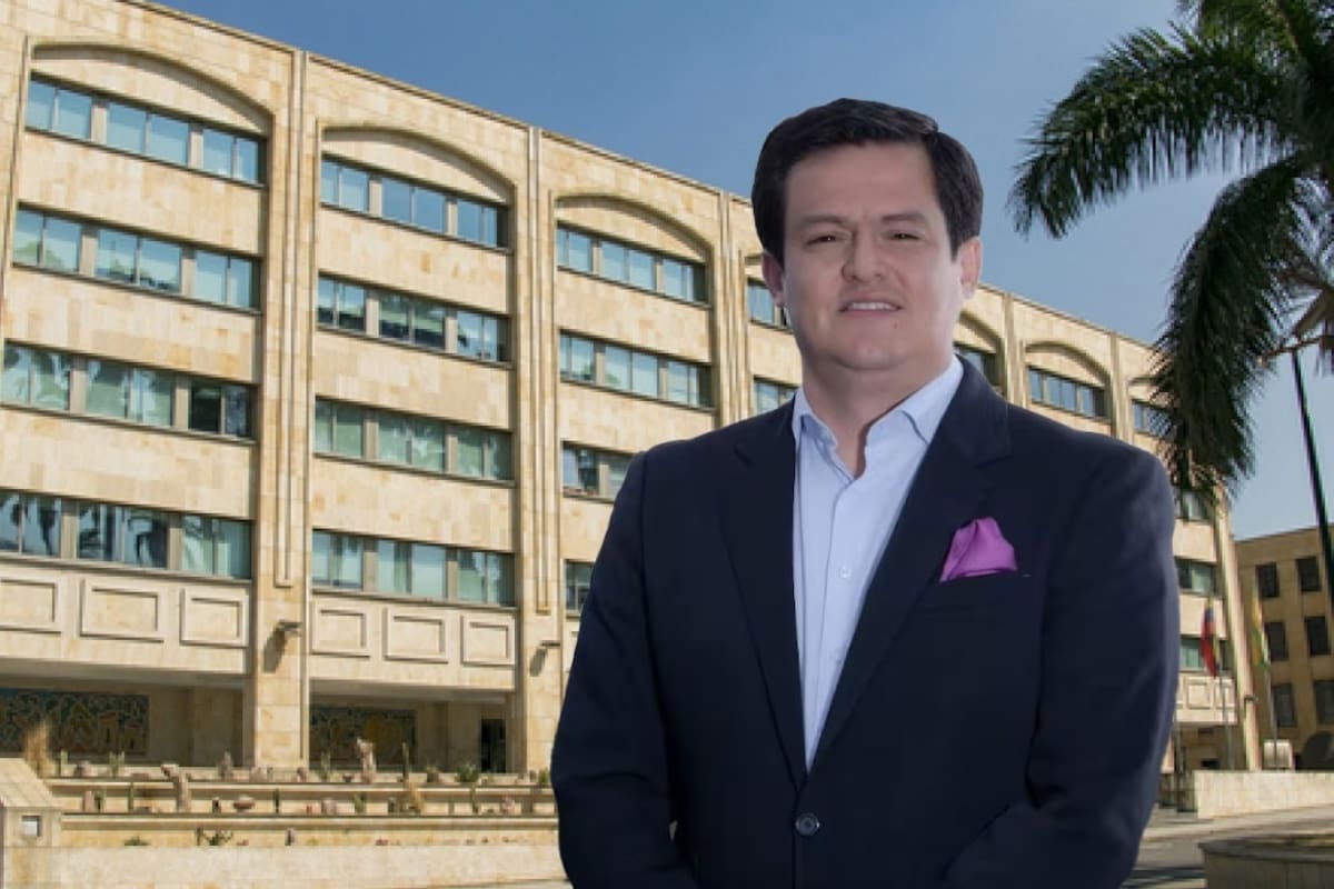 El alcalde encargado de Bucaramanga, Javier Sarmiento, desató una controversia apenas dos semanas después de asumir el cargo, al solicitar la renuncia protocolaria de todo su gabinete. Argumentos a favor y en contra de la decisión.