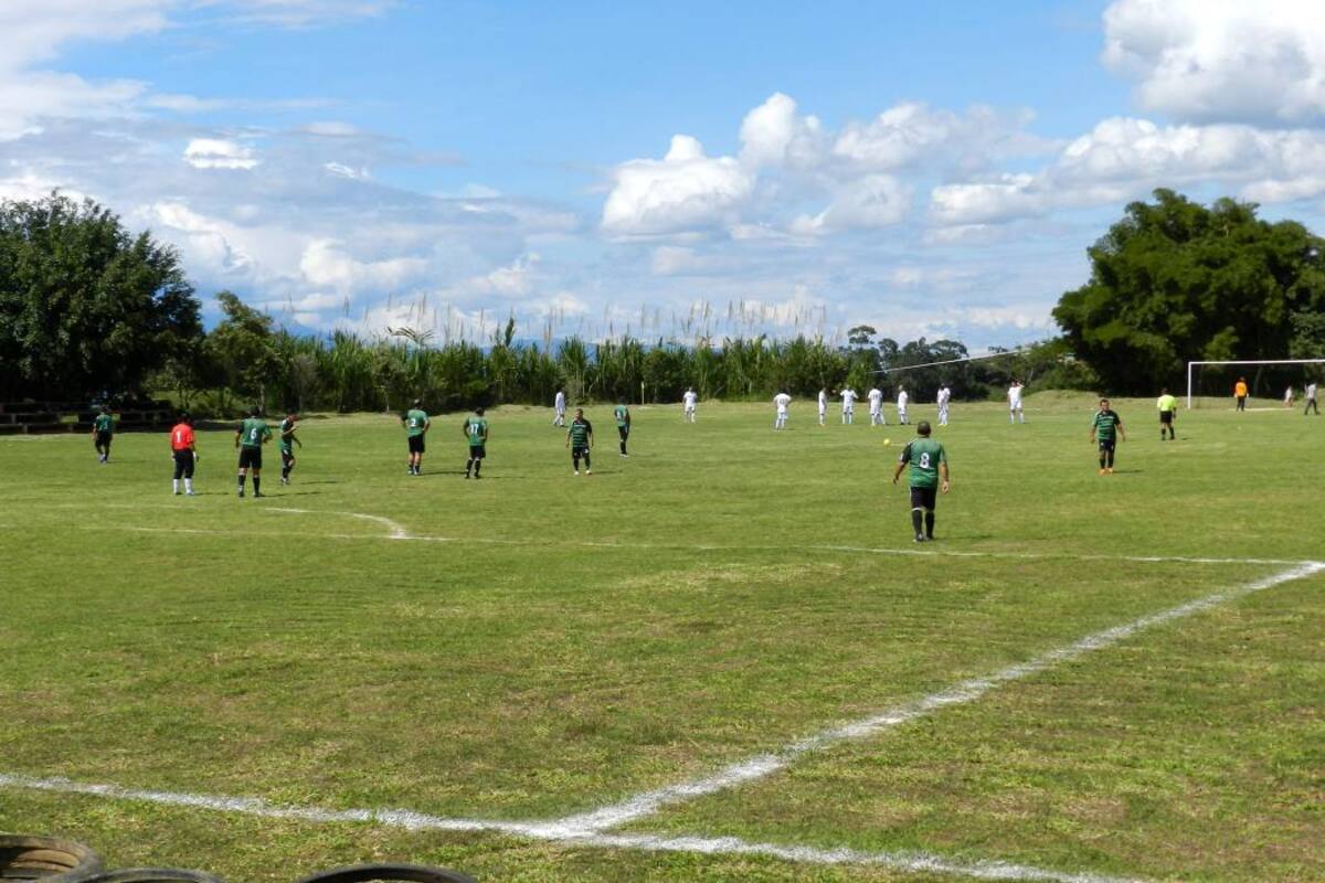En la cancha de fútbol de la villa olímpica del Socorro, solo se pueden desarrollar encuentros deportivos en horas del día, ya que el escenario carece de una iluminación que facilite jugar en la noche. (Foto: Luis Fernando Martínez V. /VANGUARDIA LIBERAL)