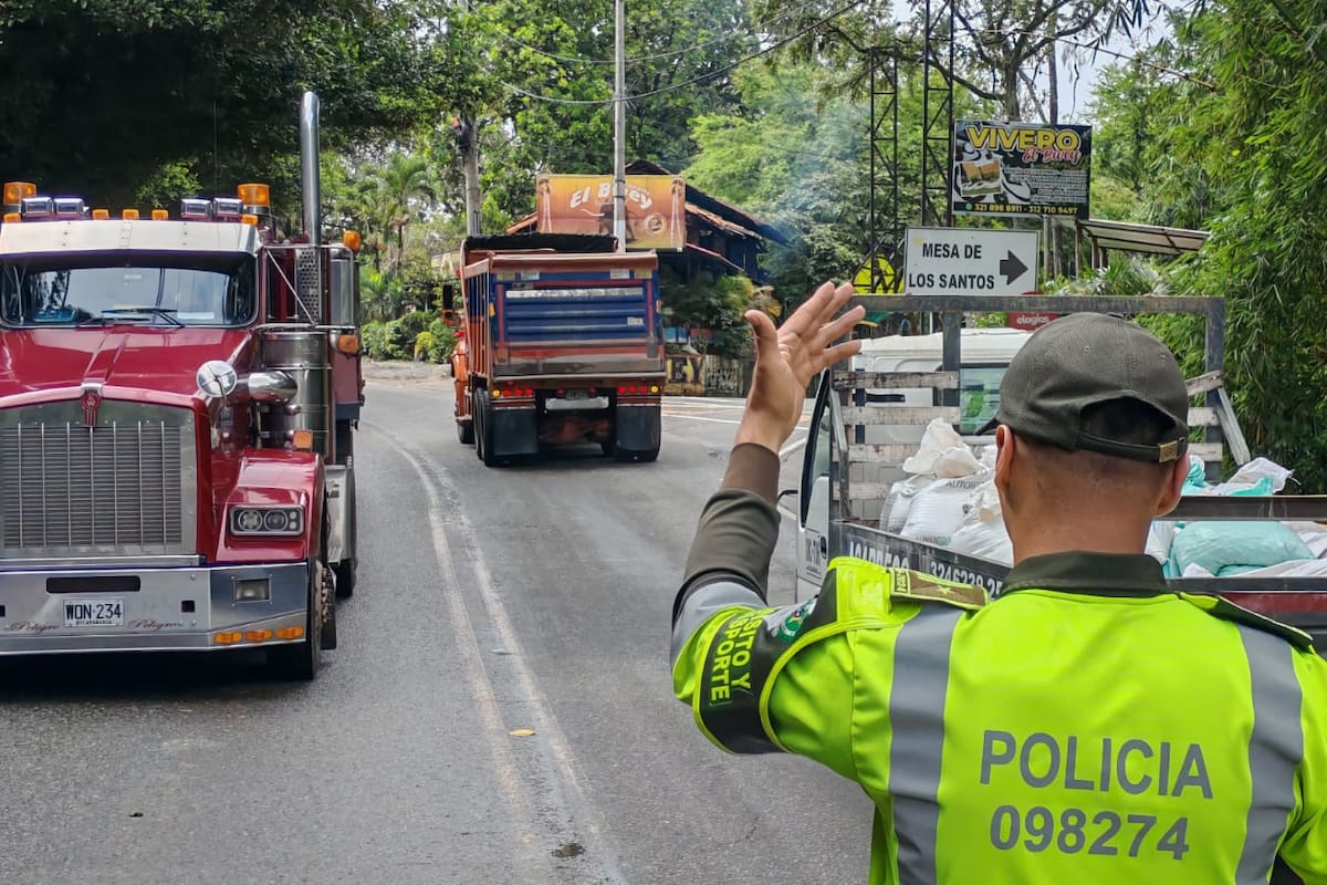 Con la firma del acuerdo se levantan los bloqueos en la vía Bucaramanga - Bogotá. La Policía acompañó desde la mañana el proceso para asegurar el correcto restablecimiento de la movilidad. Foto: Marco Valencia