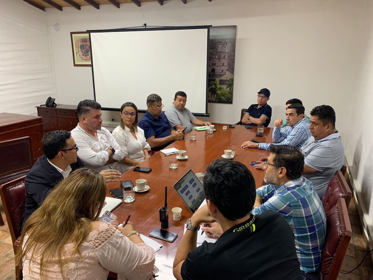 Reunión entre autoridades: Alcalde de Piedecuesta, Gerente de Metrolínea y operadores de buses.
