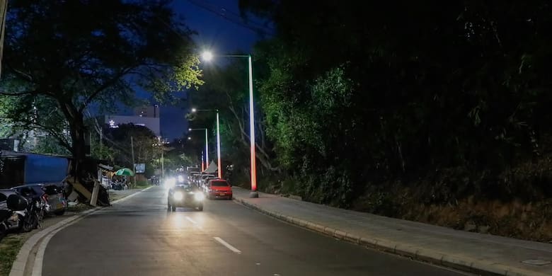 Con 500 metros de vía y 21 luminarias LED, Piedecuesta renovó un tramo de la vía antigua