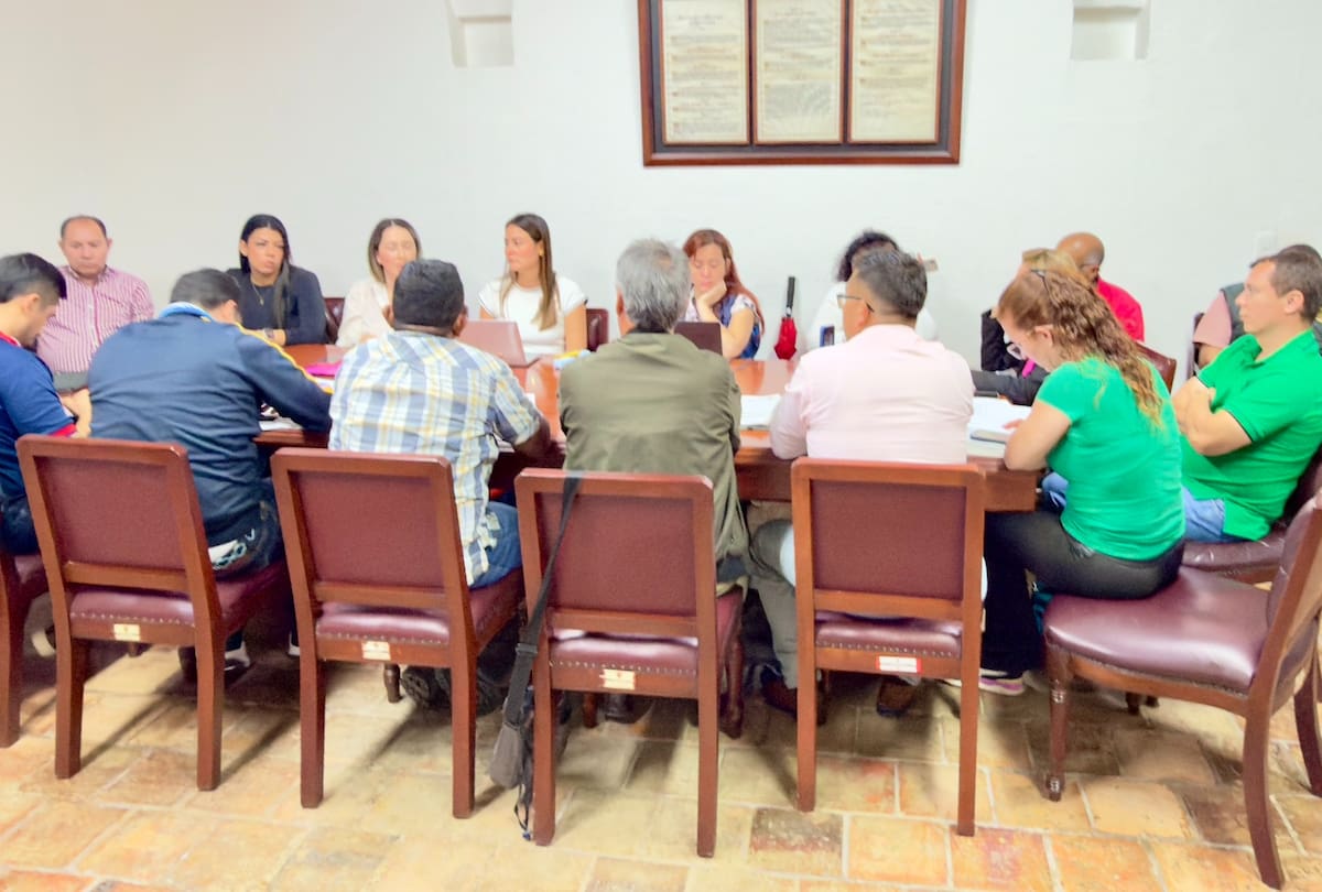 El alcalde Óscar Javier Santos Galvis, funcionarios del Área Metropolitana de Bucaramanga y líderes rurales durante la firma del acta de compromisos que puso fin al bloqueo en Piedecuesta por los avalúos catastrales.