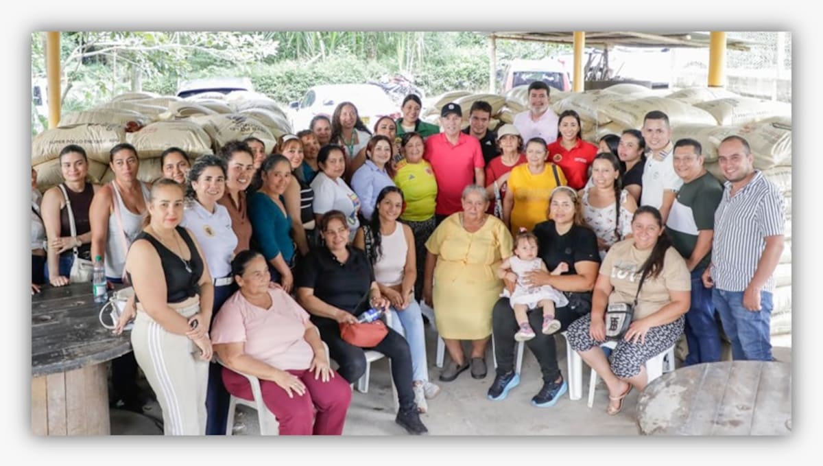 La entrega de alimento a las asociaciones AGROMUC y AGROPOPIE fortalecerá los emprendimientos avícolas de mujeres rurales en Piedecuesta. / Foto: Alcaldía de Piedecuesta.
