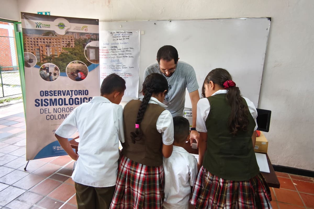 Con ciencia y práctica, niños rurales aprenden sobre riesgos sísmicos.