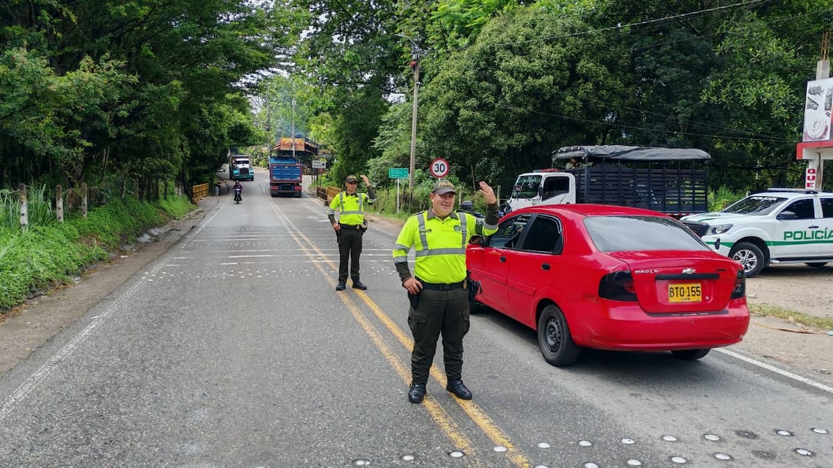 Tras la firma de los acuerdos entre la comunidad, la Alcaldía y el AMB, el sector de El Buey quedó completamente habilitado para el tránsito vehicular en la vía Bucaramanga-Bogotá. Foto: Marco Valencia