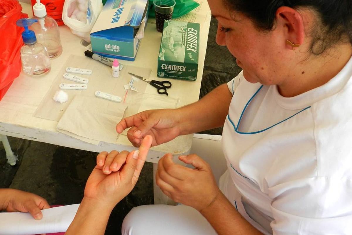 El parque principal fue el escenario para que los piedecuestanos se realizaran gratuitamente las pruebas de VIH-Sida, cáncer de seno, asesorías en nutrición, aeróbicos, inscripción en servicios de EPS. (Foto: Édgar Omar Bustos A/ VANGUARDIA LIBERAL )