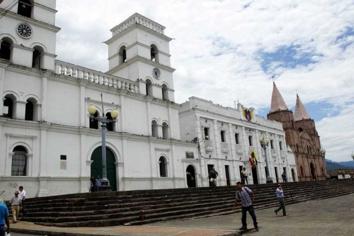 La construcción de la catedral Francisco Javier data de finales de 1774; la estructura aún mantiene los cimientos coloniales de su construcción y es el epicentro de la semana santa, que en los últimos años ha contado con la participación de coros eclesiásticos internacionales. (Foto: / VANGUARDIA LIBERAL)