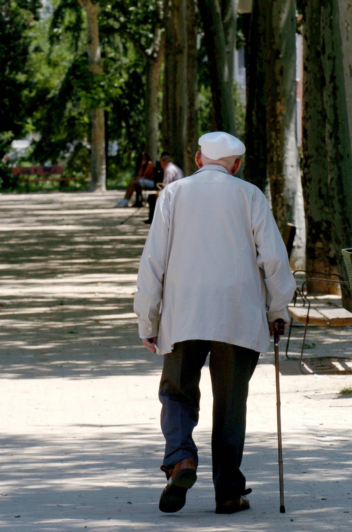 Un anciano camina por un parque en Madrid, en una imagen de archivo. EFE/Emilio Naranjo