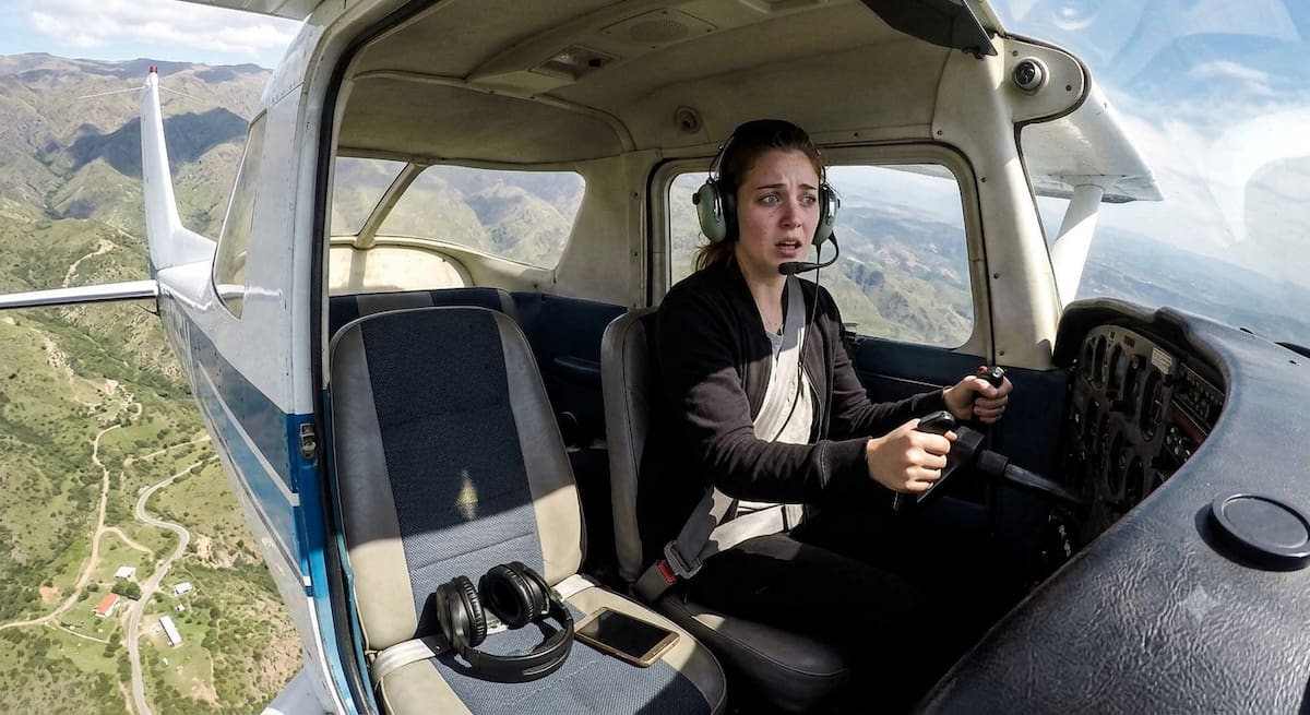 Leandro Bertazzo era instructor de vuelo en Argentina y saltó de la aeronave en pleno vuelo, dejando sola a su pasajera y aprendiz.