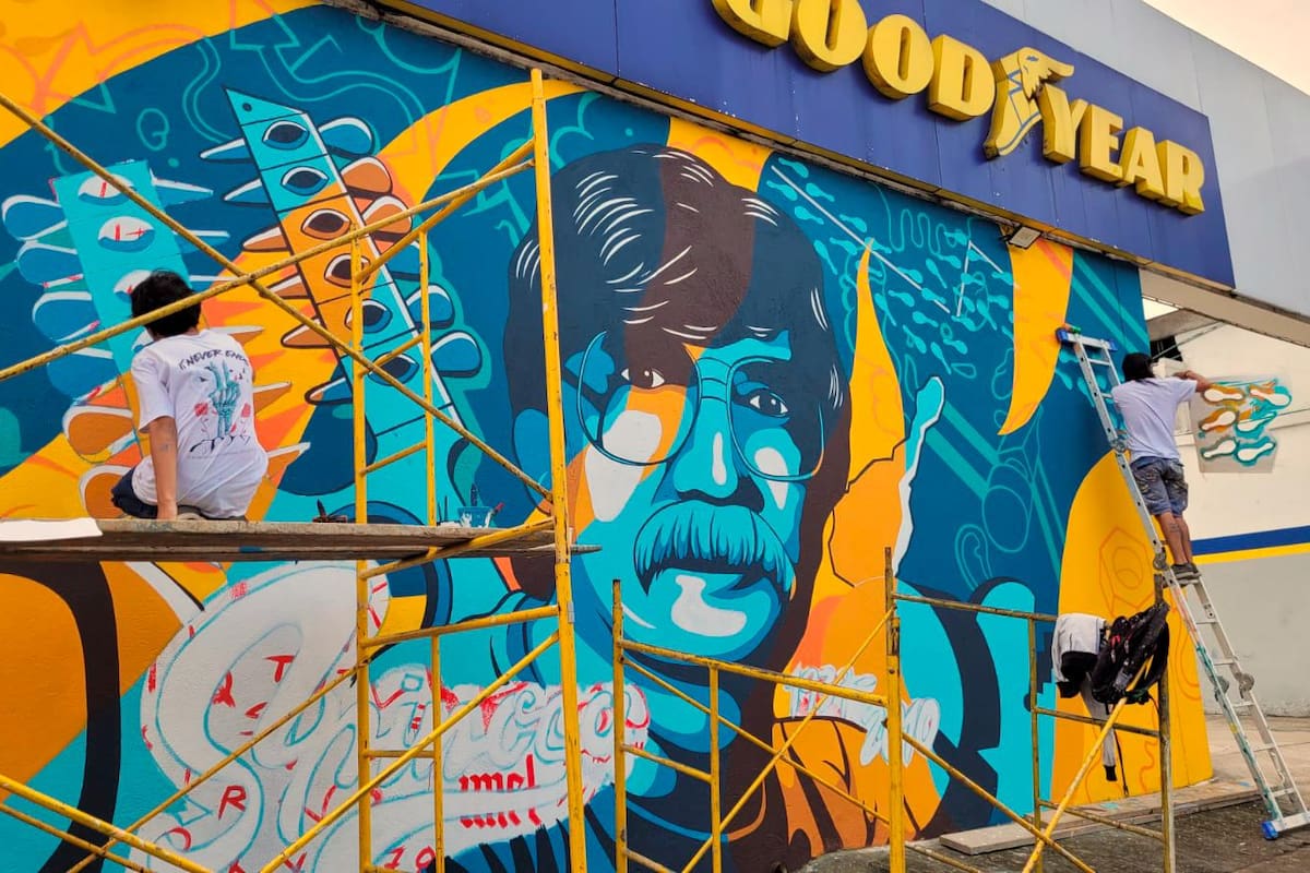 En tonalidades de colores azules y rojos, sobre la carrera 27 de Bucaramanga, se elabora el mural en homenaje al maestro Guillermo Espinosa. (Foto: Franz Rey / VANGUARDIA)
