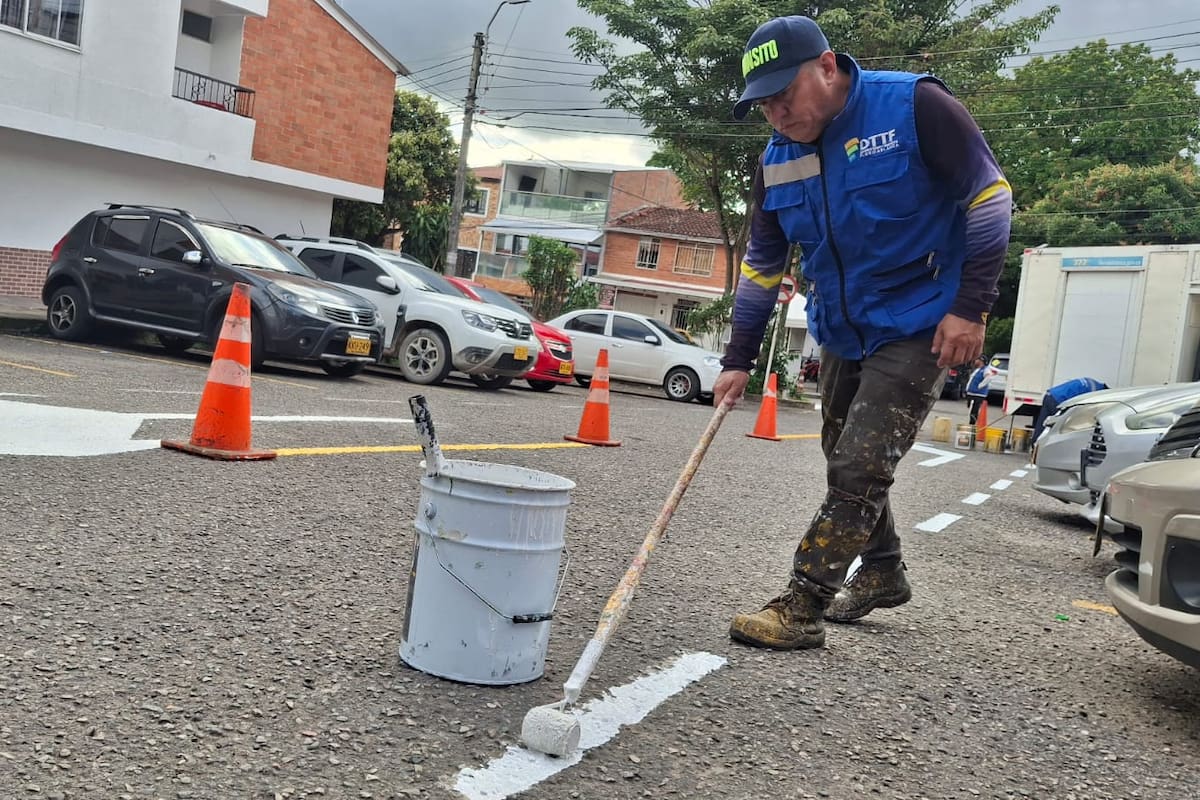 perarios de la Dirección de Tránsito y Transporte de Floridablanca (DTTF) adelantan trabajos de demarcación horizontal en la vereda Helechales.
