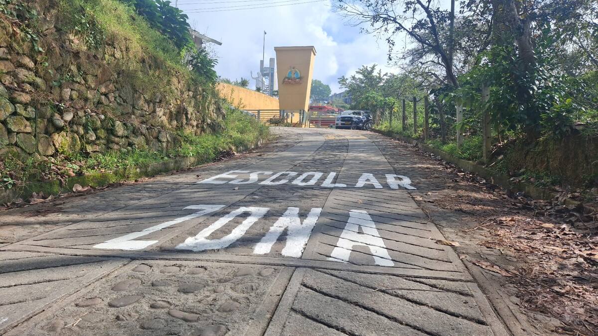 La Alcaldía de Floridablanca, a través de la DTTF, avanza en el plan de recuperación de señalización horizontal en barrios y veredas del municipio, con el objetivo de reducir la accidentalidad.