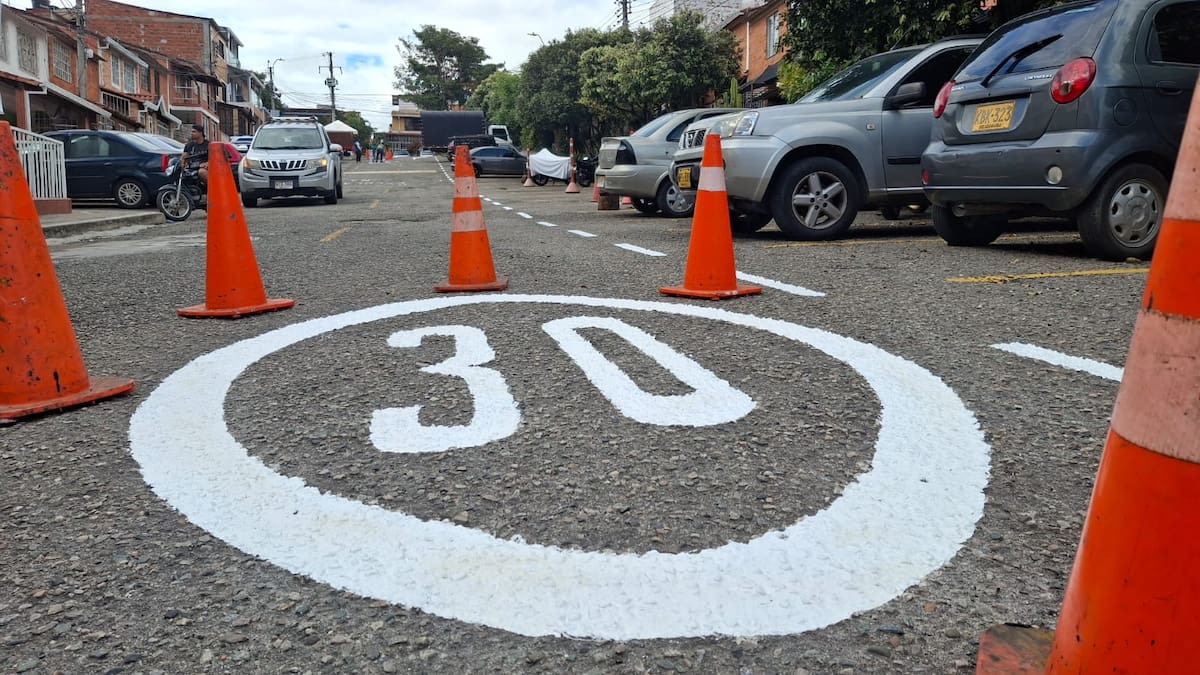 La señalización de zonas escolares, pasos peatonales y límites de velocidad a 30 km/h busca proteger a los niños y niñas que a diario transitan por las vías del barrio Villa Claver, donde se ubica una institución educativa.