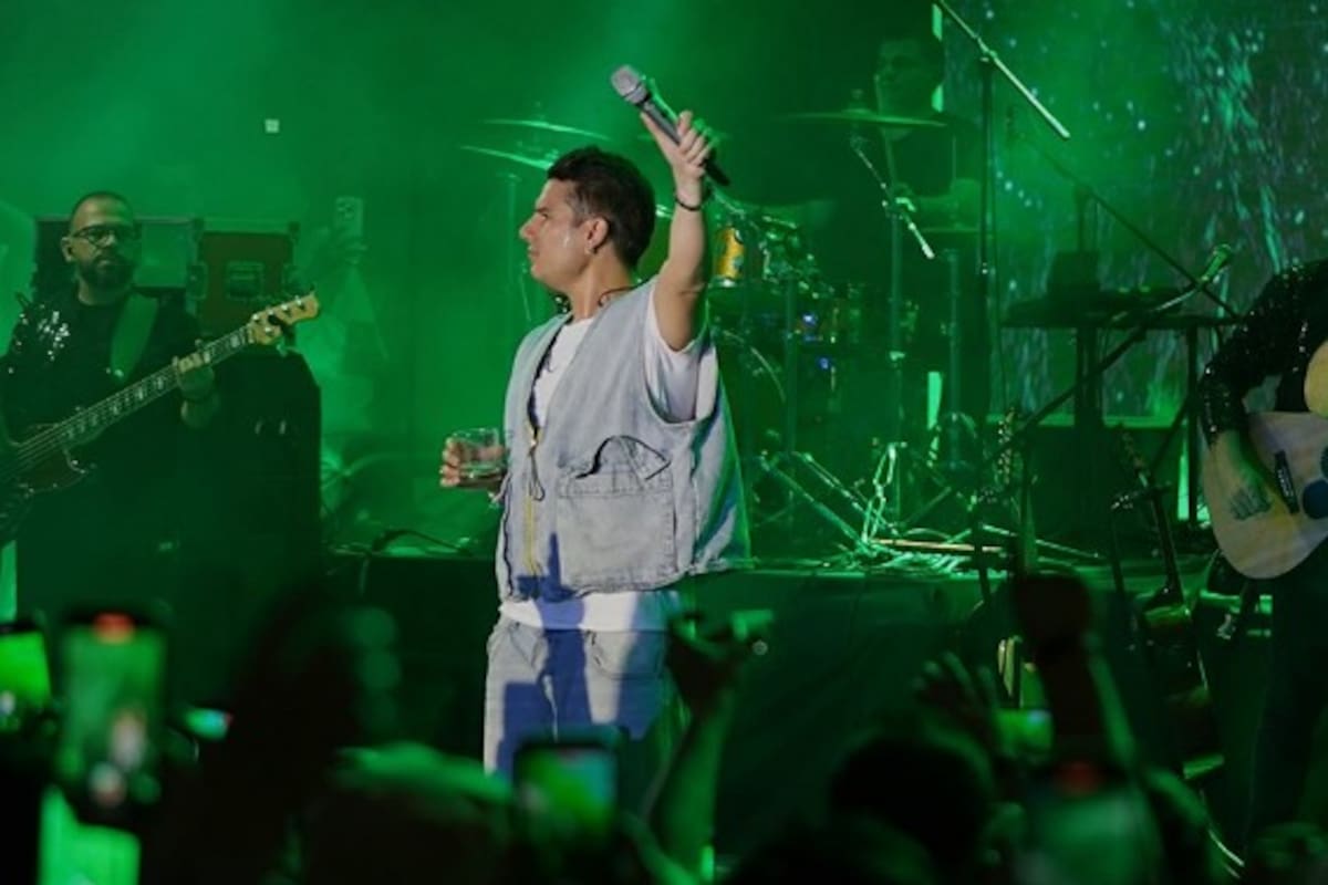 ipe Bueno se convierte en tendencia tras interrumpir su concierto para detener una pelea en el público, recibiendo el apoyo de miles en redes sociales por defender a una mujer que presuntamente estaba siendo agredida. / @lagoonfestoficial en Instagram