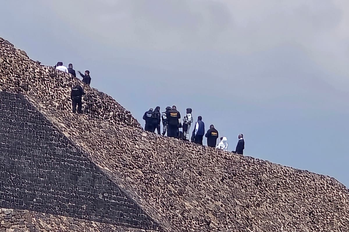 Integrantes de la Policía y peritos forenses resguardan la zona donde se registró un ataque con arma de fuego este lunes, en la zona arqueológica de Teotihuacán (México).
Foto: EFE.