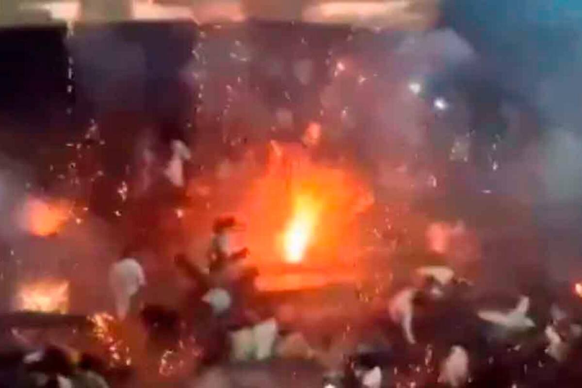 En el estreno de una película en India hubo fuegos artificiales.