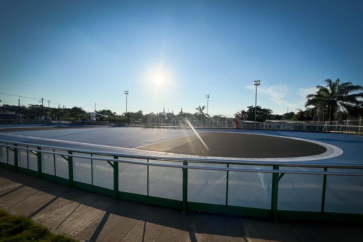 Según denuncias de la comunidad, la pista de patinaje del corregimiento El Centro presenta fallas en varios de sus reflectores, lo que afecta los entrenamientos que se realizan durante la noche.
Suministrada/Vanguardia