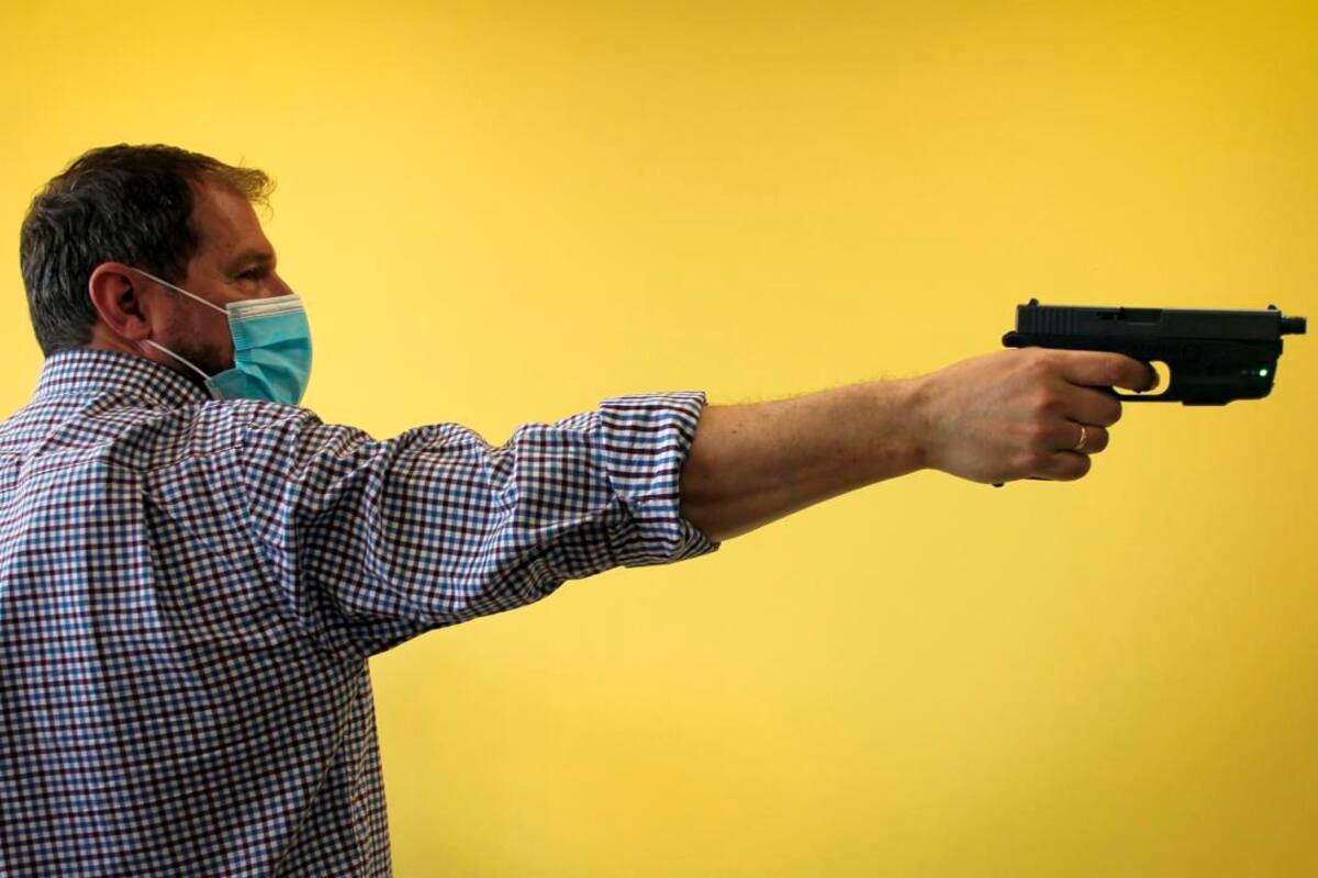 Esta pistola solo puede ser utilizada por el agente autorizado para ello, lo que evita que un delincuente le pueda disparar si le arrebata el arma. (Foto: EFE / VANGUARDIA)