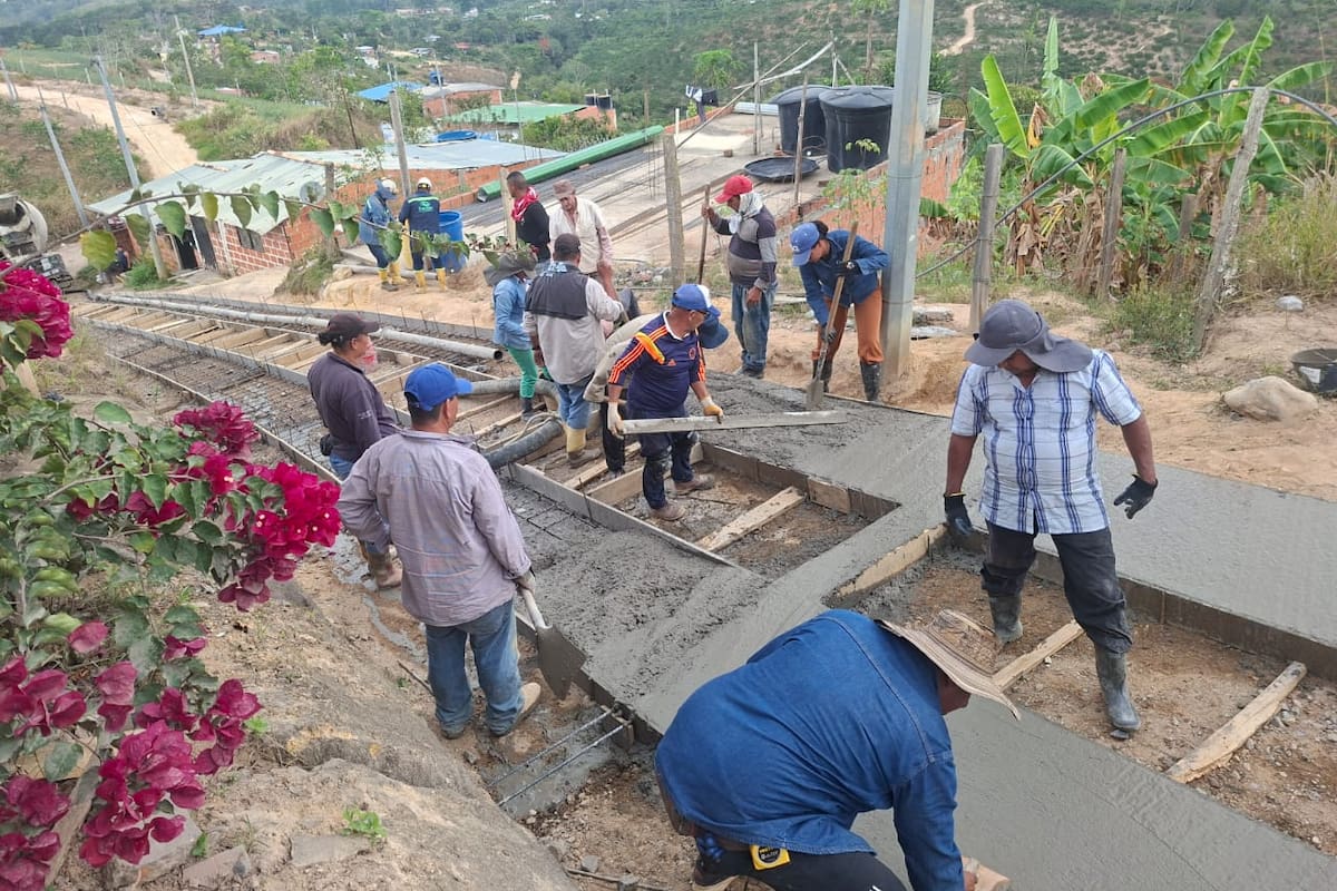 Comunidad, Alcaldía de Lebrija y Sena se unieron para mejorar vías en Manchadores.