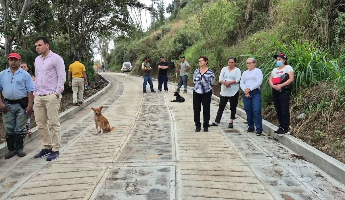 Placas huella. En 2025 se suscribieron seis convenios solidarios para intervenir vías rurales.