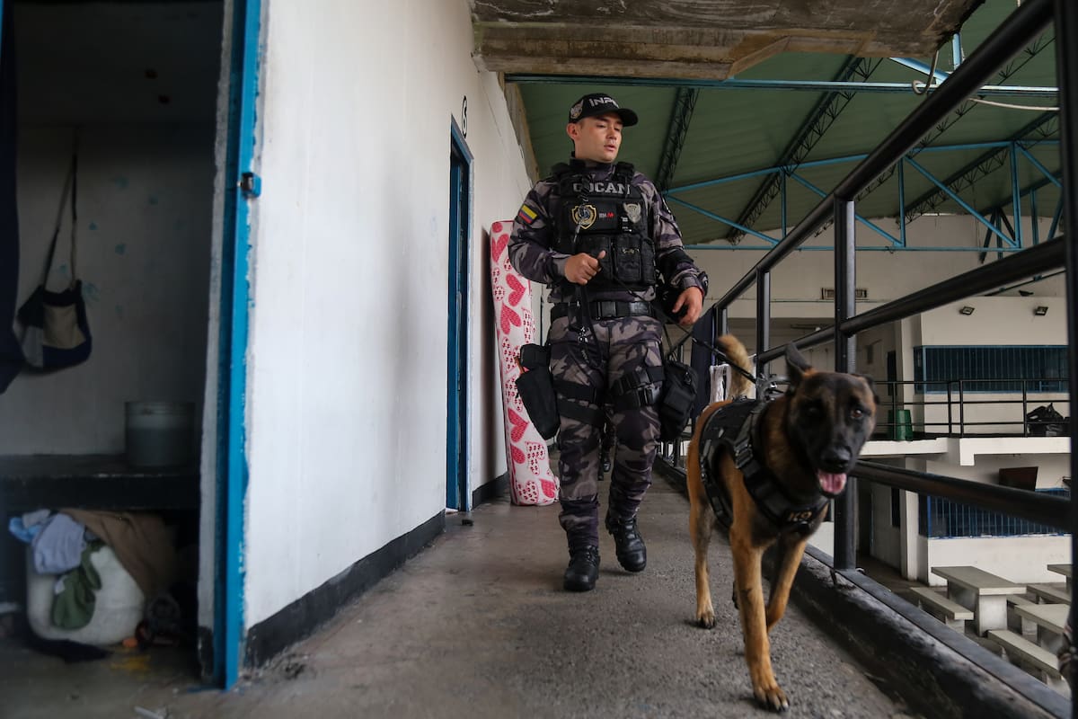 Bogotá. Marzo 5 de 2026.En la Cárcel El Buen Pastor, el Instituto Nacional Penitenciario y Carcelario (INPEC) realizó requisas en varios pabellones como parte del Plan Democracia, un operativo nacional para prevenir extorsiones y actos de corrupción previo a las elecciones del domingo. (Colprensa - Catalina Olaya).