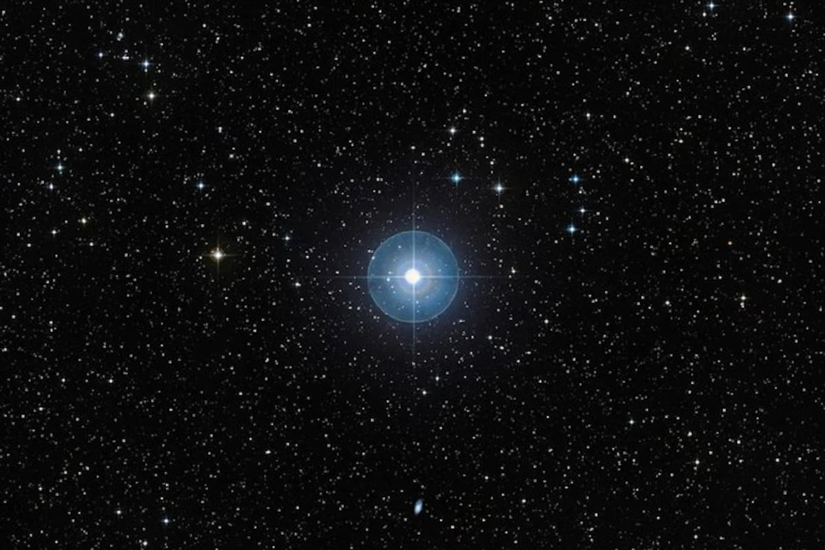 Astrónomos descubrieron un exoplaneta gigante oculto durante más de una década en el sistema Beta Pictoris, gracias a observaciones fortuitas realizadas con el Very Large Telescope en Chile .