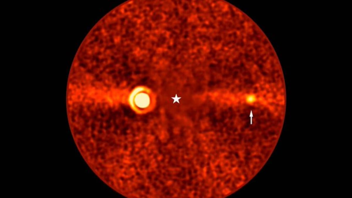 Un equipo internacional de astrónomos, gran parte de ellos del Observatorio Europeo Austral (ESO), ha descubierto un tercer planeta que orbita la estrella Beta Pictoris.