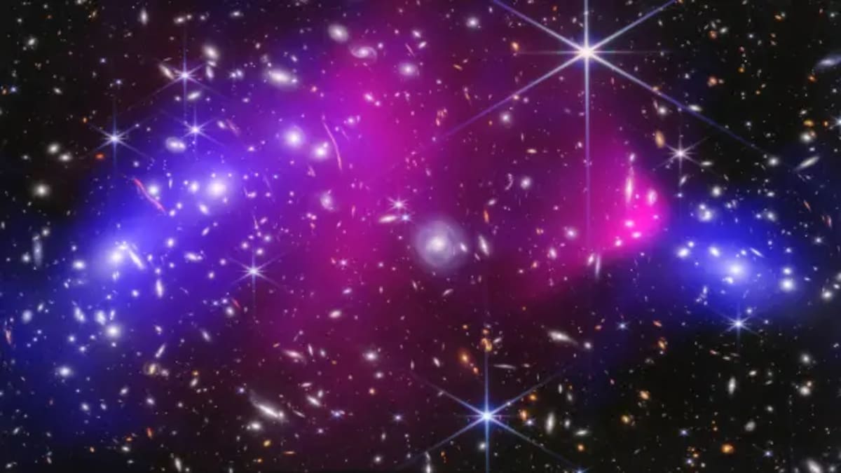 El telescopio espacial James Webb escudriña el "planeta rosa" y revela una sorpresa salina.