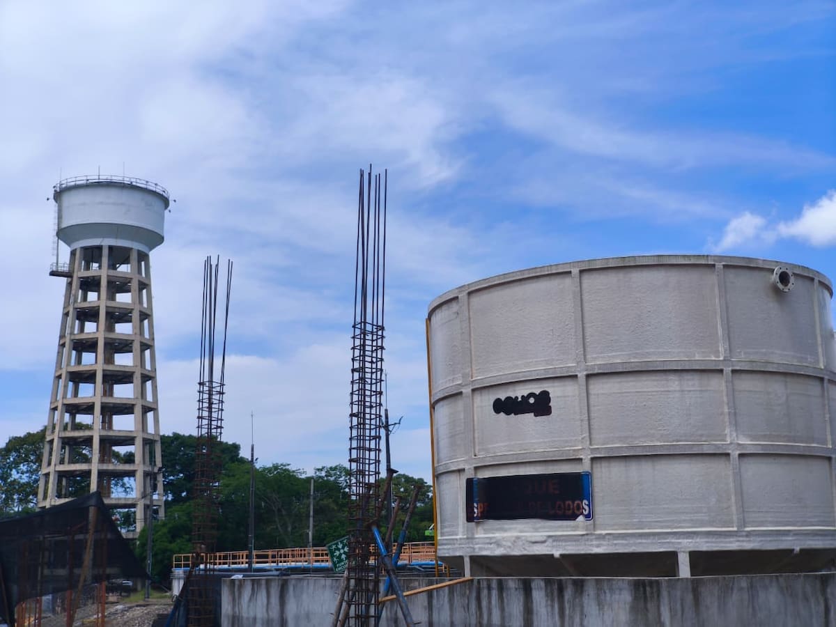 Los trabajos recientes en la Planta de Lodos se concentran en el conexionado de la red de media tensión hasta el pórtico, paso necesario para avanzar en la conexión eléctrica de la infraestructura.
Suministrada/Vanguardia