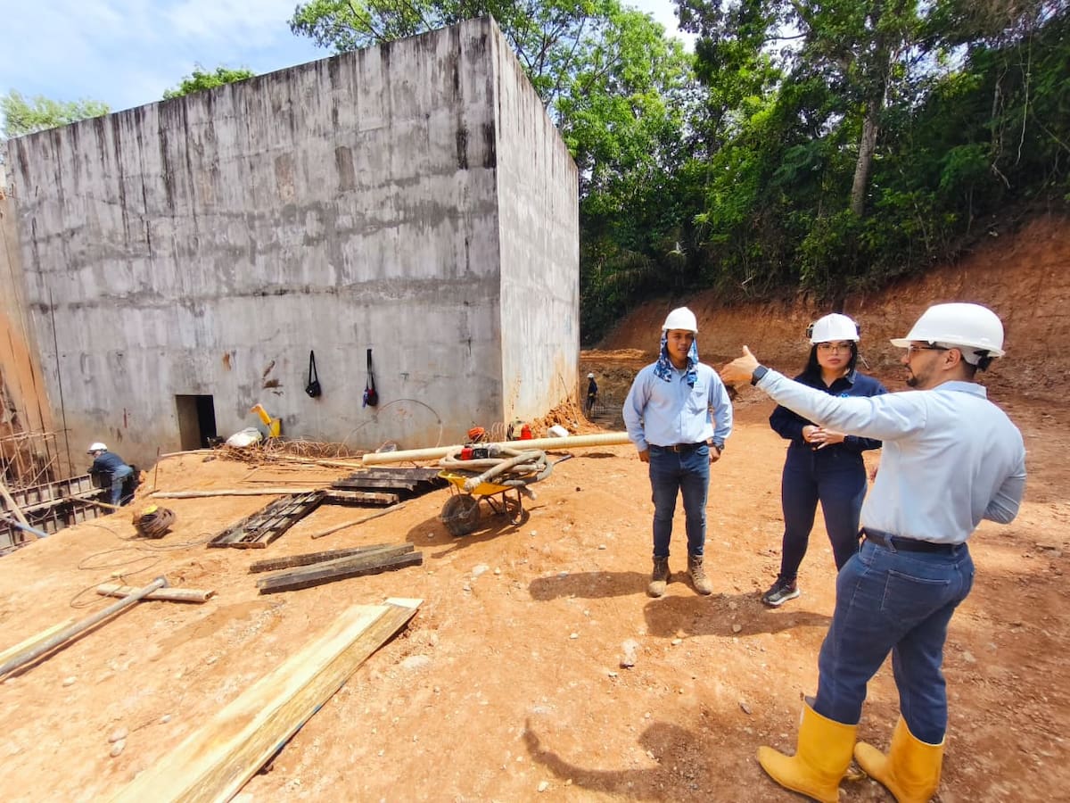 Los trabajos recientes en la Planta de Lodos se concentran en el conexionado de la red de media tensión hasta el pórtico, paso necesario para avanzar en la conexión eléctrica de la infraestructura.
Suministrada/Vanguardia