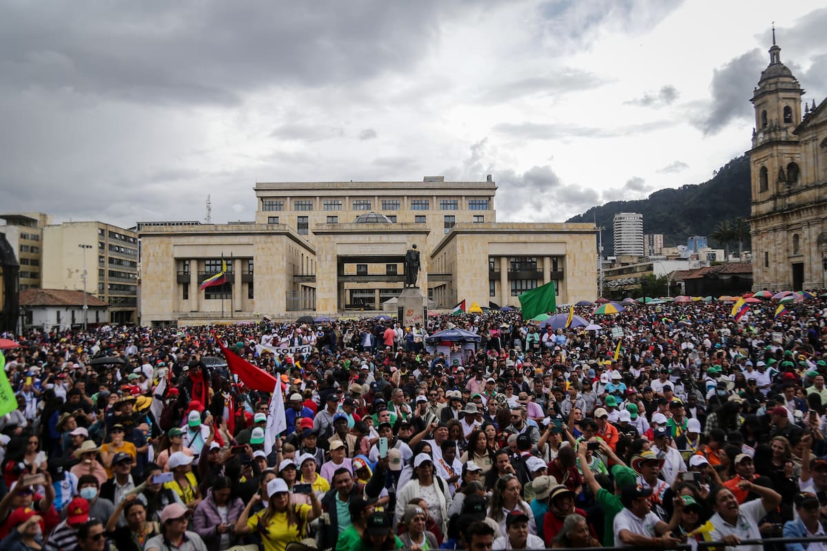 Bogotá. Junio 18 de 2024.Continúan las protestas convocadas por fecode, realizan plantón en laPplaza de Bolívar en defensa de la educación pública. (Colprensa - Catalina Olaya )