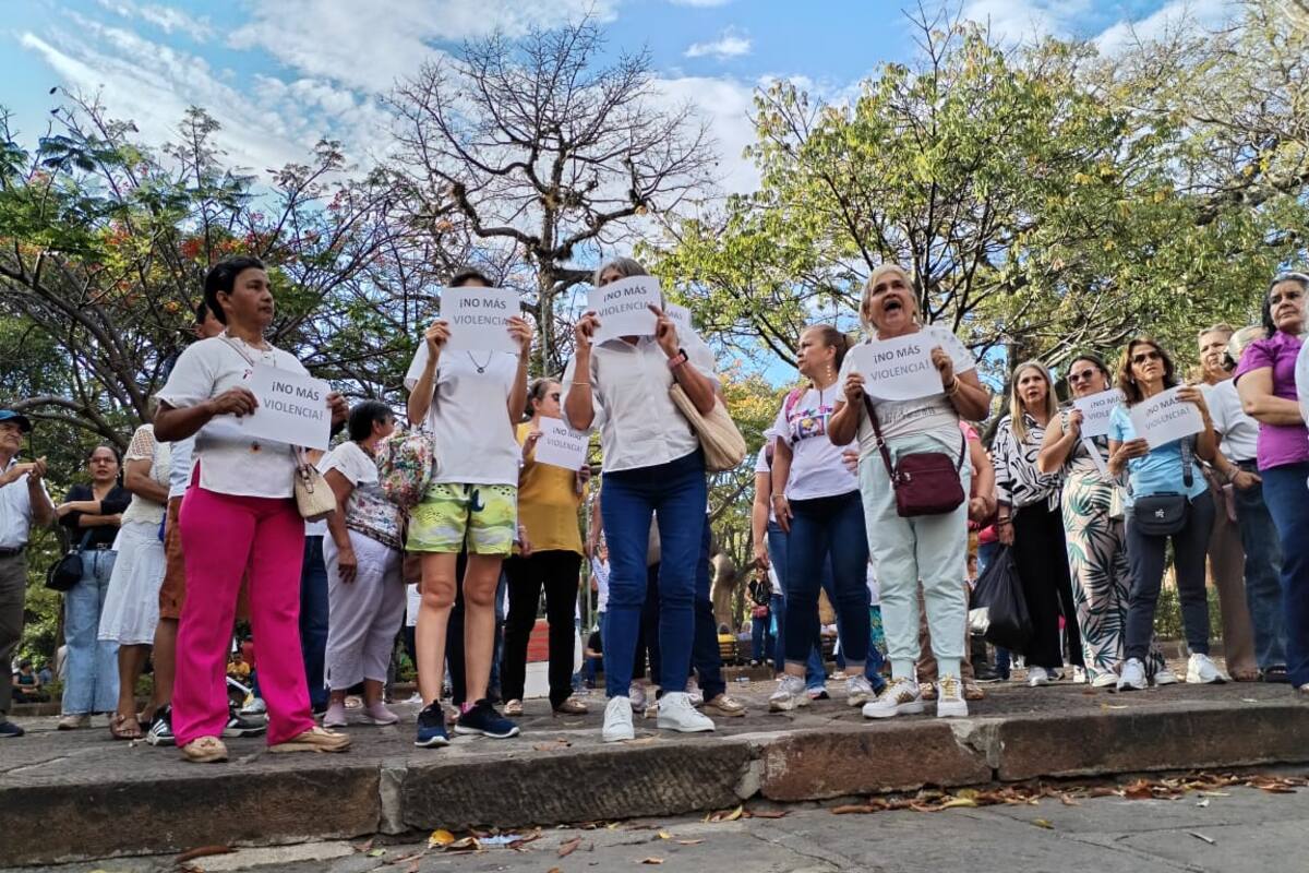 Alcalde de San Gil se reunió con líderes de la comunidad, luego del plantón que realizaron frente al Palacio Municipal por la inseguridad en el municipio. (Foto de Jorge Ríos / VANGUARDIA)