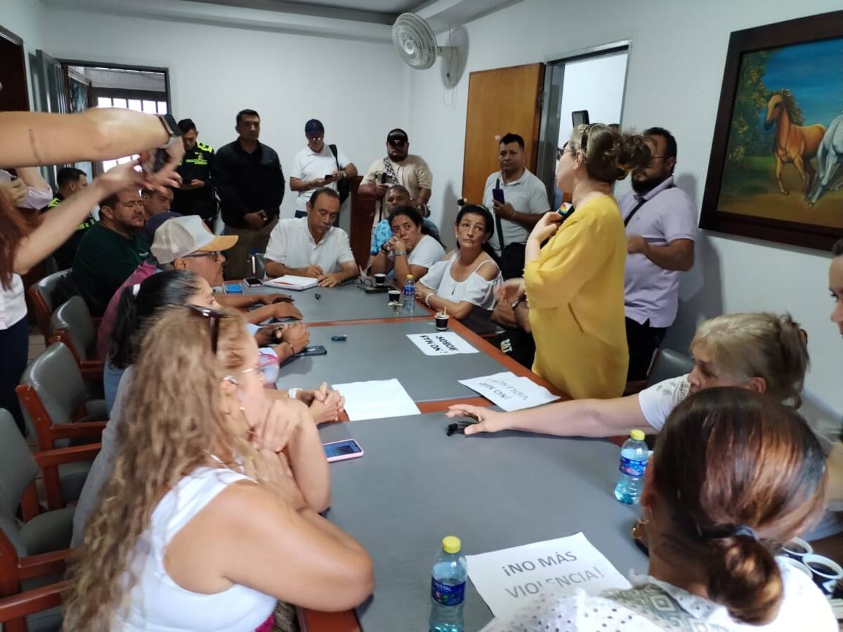 Alcalde de San Gil se reunió con líderes de la comunidad, luego del plantón que realizaron frente al Palacio Municipal por la inseguridad en el municipio. (Foto de Jorge Ríos / VANGUARDIA)