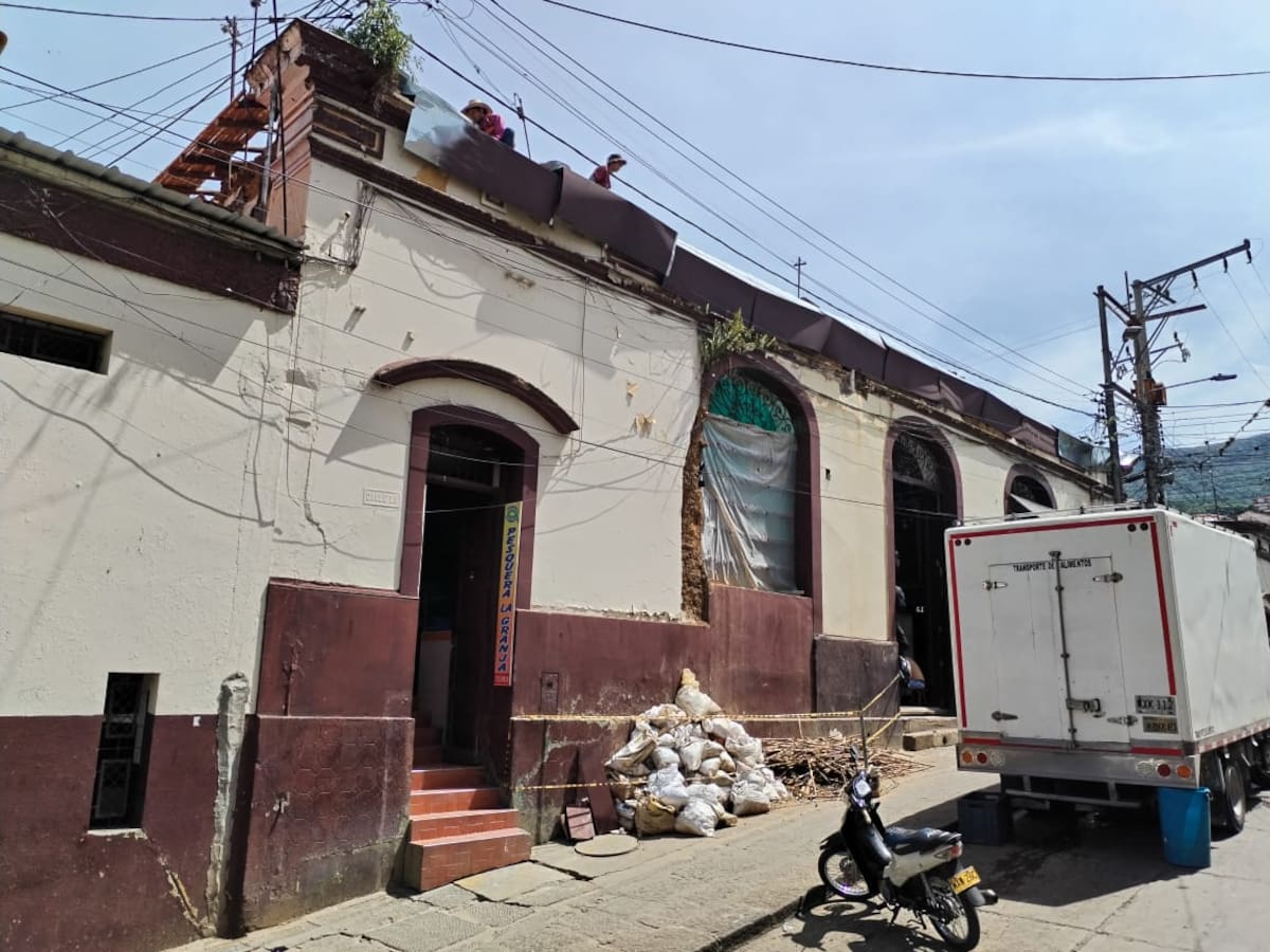 Los paneles se instalarán en la casona sur de la plaza de mercado.