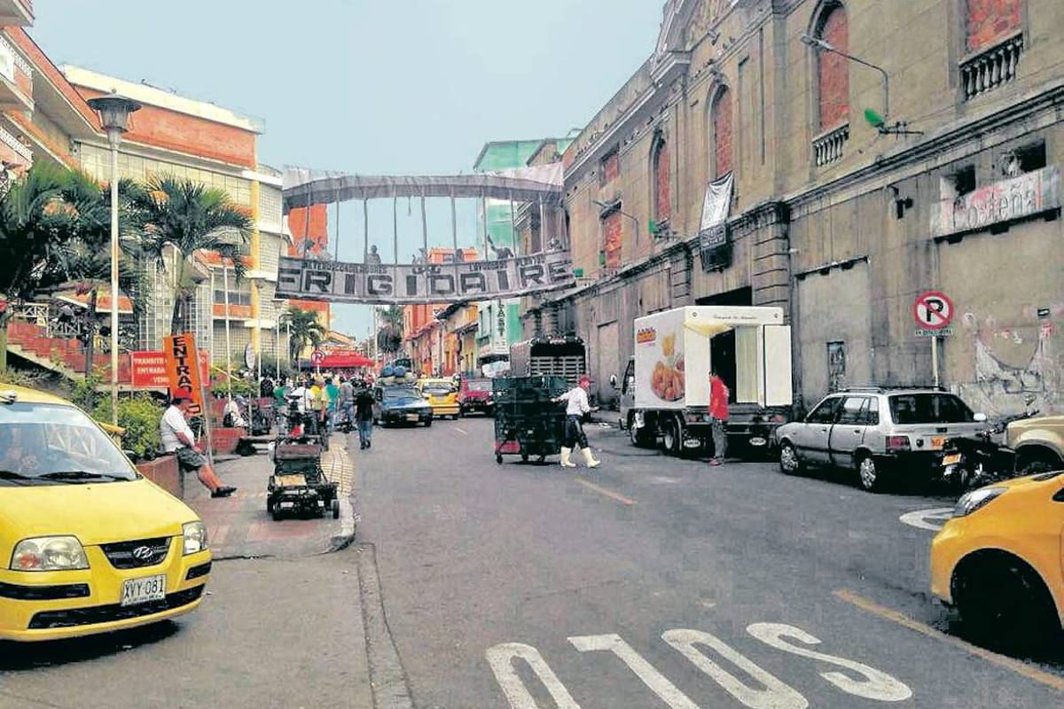 La imagen de este puente que, durante muchos años hiciera parte de la zona Centro de la ‘Bucaramanga del ayer’, fue recreada sobre la carrera 16, entre las calles 34 y 35, con este simbólico pendón. (Foto: Fotos: Jaime Del Río / VANGUARDIA LIBERAL)