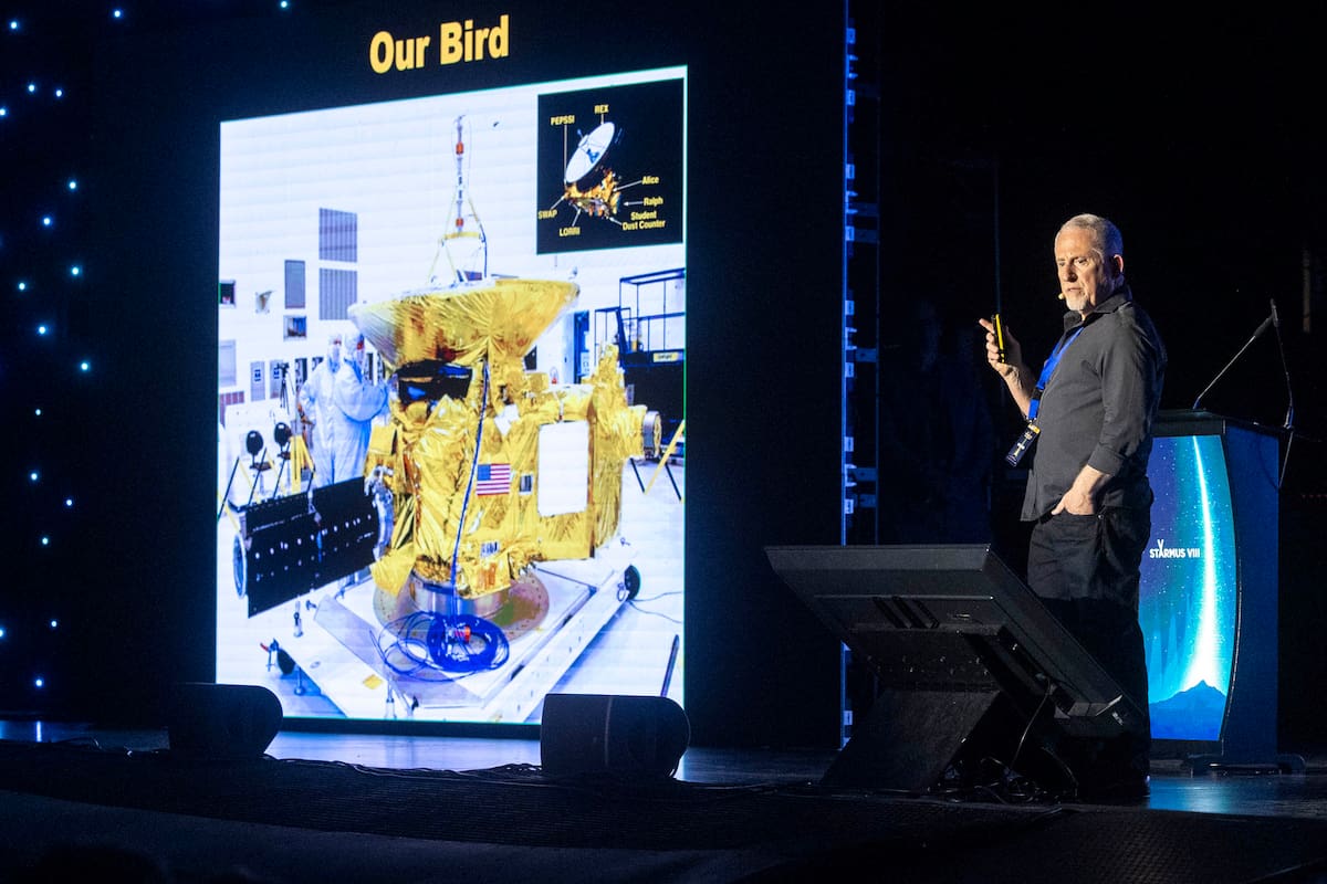 Alan Stern, líder de las misiones 'New Horizons' que exploran Plutón y el cinturón de Kuiper, durante la conferencia que ofreció este lunes en el festival Starmus VIII. EFE/ Miguel Barreto