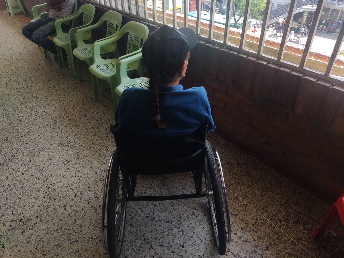 Una persona que se moviliza en silla de ruedas encuentra muchos obstáculos en Bucaramanga.