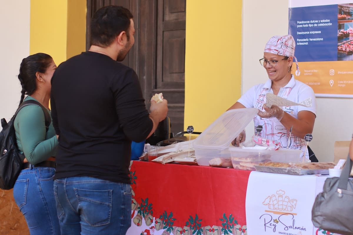 En cuanto a la ocupación laboral de los extranjeros, buena parte de ellos se ocupa a la venta de comidas. (Foto: Diego Calderón / VANGUARDIA)