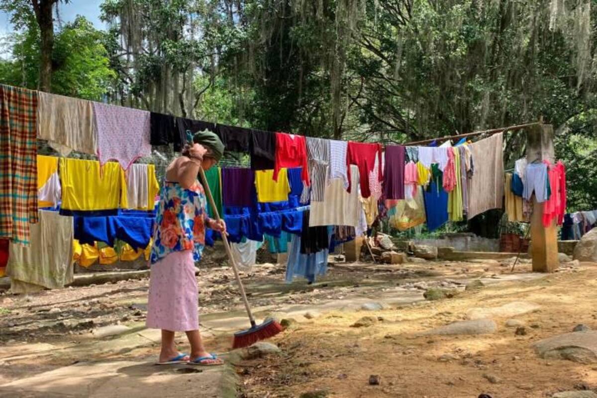 En el último año hubo un aumento en analfabetismo, bajo logro educativo, barreras a servicios para cuidado de la primera infancia, hacinamiento crítico, material inadecuado de paredes exteriores, rezago escolar y trabajo informal.