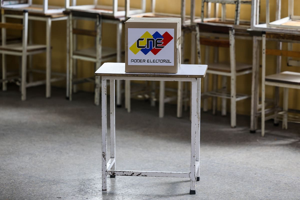 Fotografía de una urna electoral este domingo, en Carcas (Venezuela). La ausencia de las filas de años anteriores y una votación automatizada definida como "rápida" por chavistas y opositores caracterizaron este domingo las elecciones regionales y legislativas en Venezuela, en las que se definirán gobernadores, diputados al Parlamento nacional y legisladores estatales. EFE/ Miguel Gutierrez
