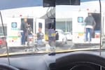 Polémica en Bogotá por ambulancia que transportaba pasajeros con maletas en El Dorado