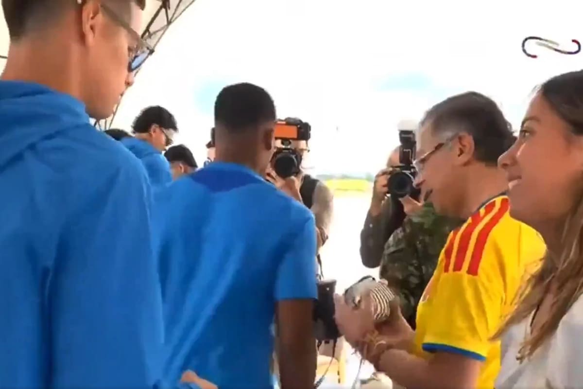 Captura de video de una transmisión del Canal Institucional del Gobierno de Colombia donde se ve al futbolista James Rodríguez (i) frente a la hija del presidente de Colombia Gustavo Petro, Antonella, este jueves, durante la entrega del pabellón nacional a la selección en Bogotá (Colombia).