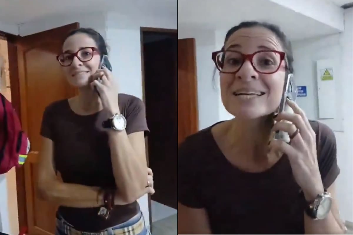La mujer le exigió revisar el maletín a un vigilante tras acusarlo de tomar alcohol y lo terminó agrediendo. Foto: Captura de video