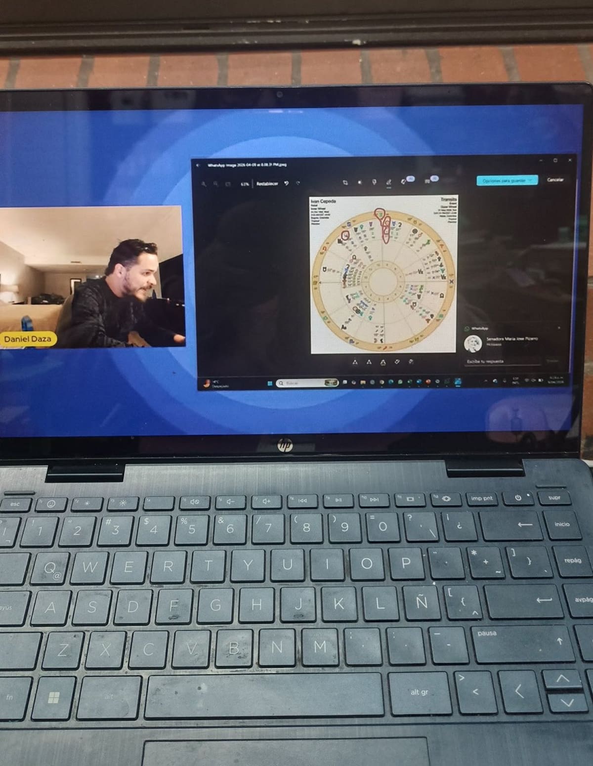 Daniel Daza, el 'astrólogo del pacto', apareció de nuevo leyendo en televisión la carta astral, pero esta vez olvidó cerrar su WhatsApp y salió en pantalla María José Pizarro dictándole lo que tenía que decir, o sea que Iván Cepeda iba a ser el elegido.