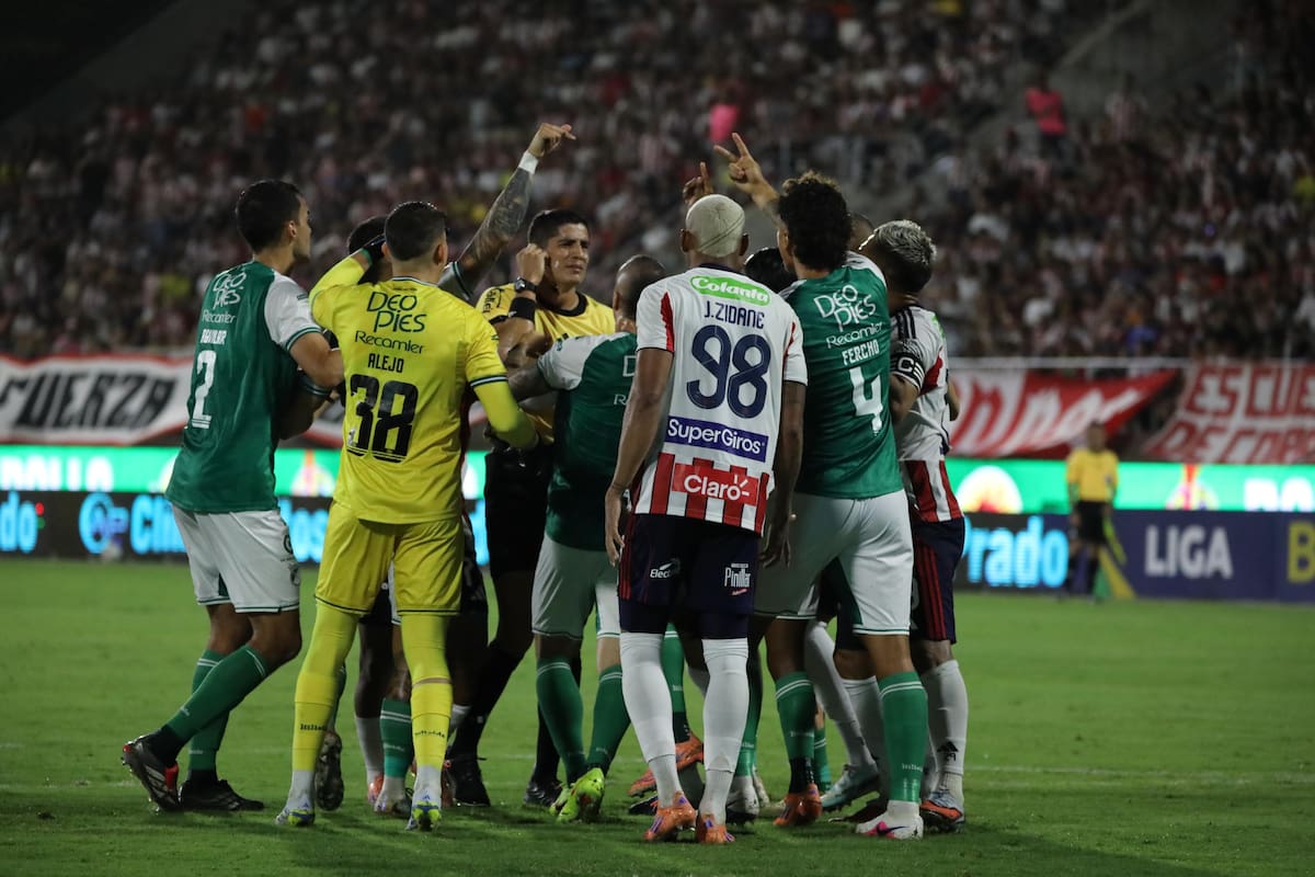 Polémica sin precedentes en Junior vs Cali: dos amarillas sin expulsión y un VAR en silencio desatan escándalo en la Liga BetPlay. Foto: Colprensa/ JAIRO CASSIANI