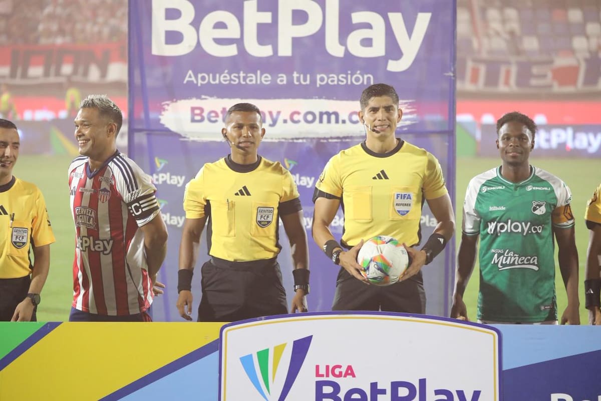 Polémica sin precedentes en Junior vs Cali: dos amarillas sin expulsión y un VAR en silencio desatan escándalo en la Liga BetPlay. Foto: Colprensa/JAIRO CASSIANI